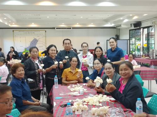 อำเภอเมืองกาฬสินธุ์ จัดทำดอกไม้จันทน์สำหรับประชาชน ในพระราชพิธีถวายพระเพลิงพระบรมศพ สมเด็จพระนางเจ้าสิริกิติ์ พระบรมราชินีนาถ พระบรมราชชนนีพันปีหลวง